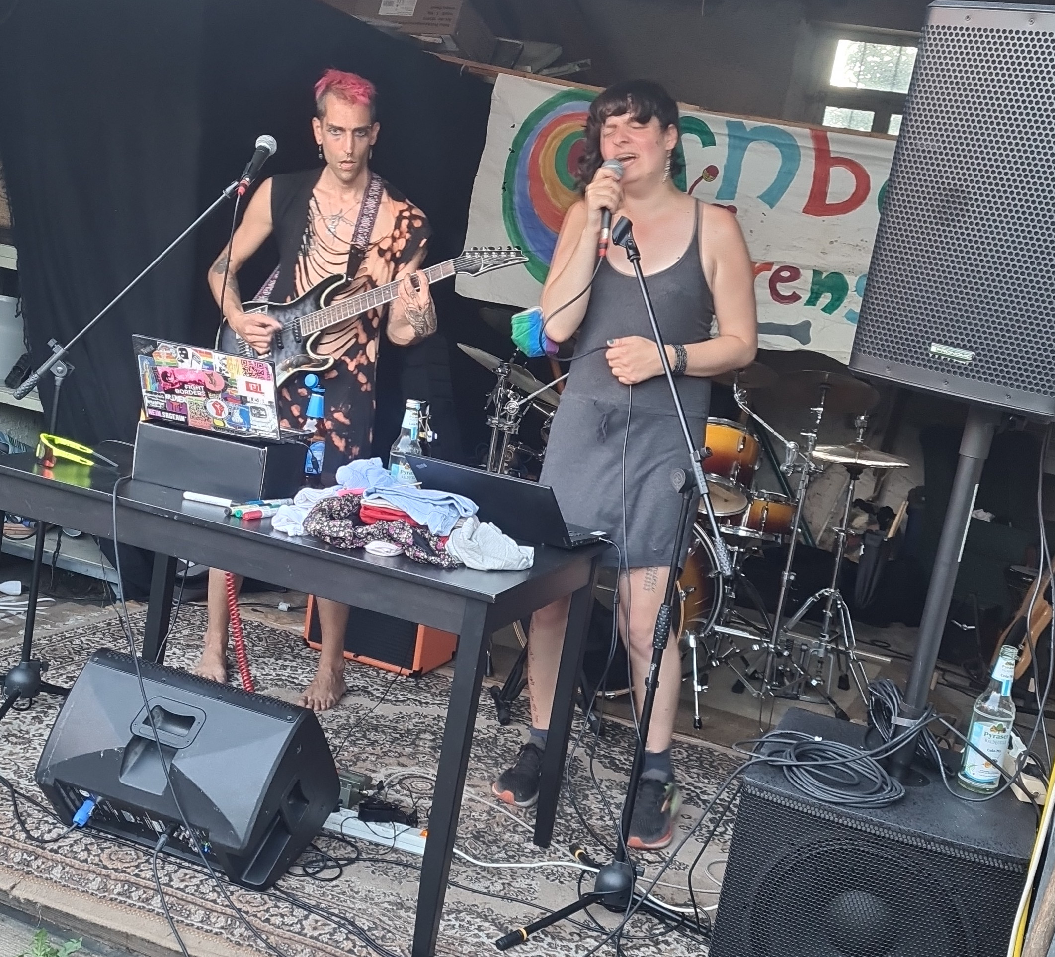 Nami singt während ph4nt. Gitarre spielt