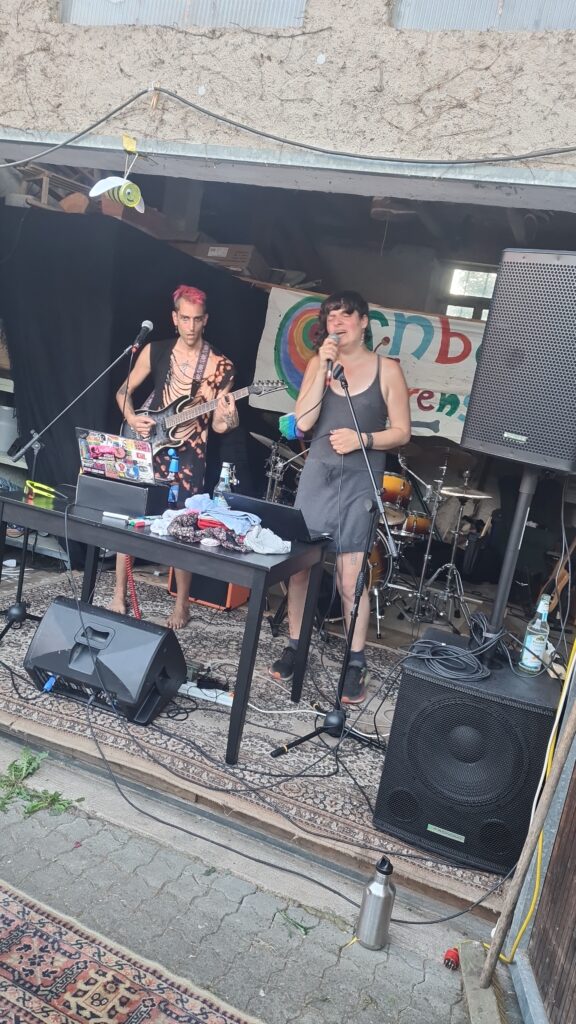 Nami singt während ph4nt. Gitarre spielt